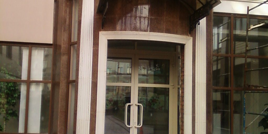 что нужно знать про алюминиевые входные конструкции