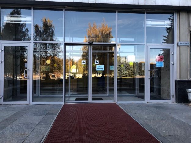 Входная группа с автоматическими дверями