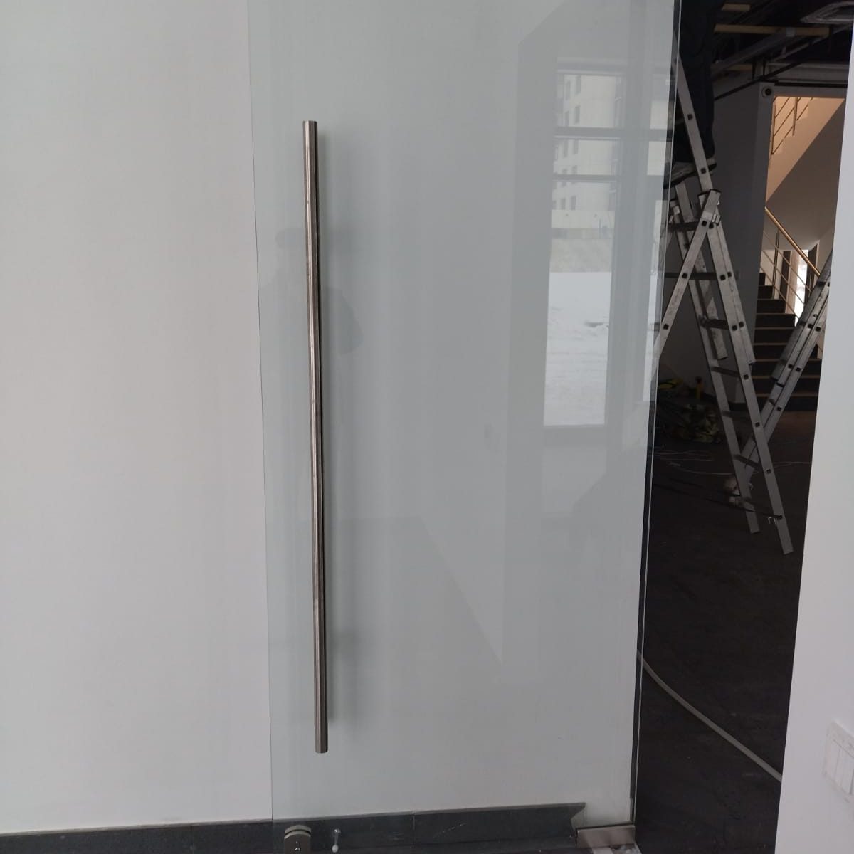 Цельностеклянный дверной блок 2