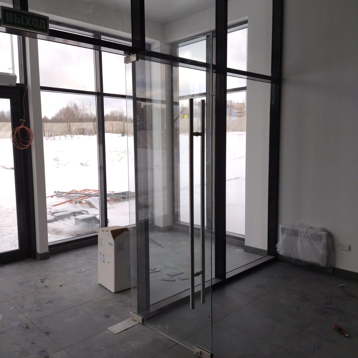 Внутренняя перегородка с цельностеклянным дверным блоком